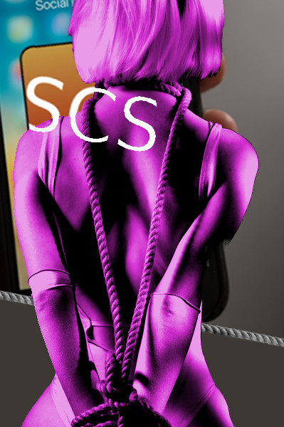 Связанная женщина перед смартфоном c SCS.